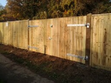 Heavy frame closeboard gates with capping